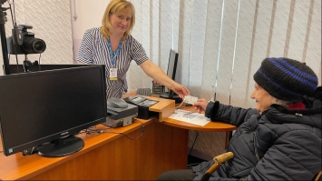 84-річна жителька Рівненщини отримала паспорт у формі ID-картки