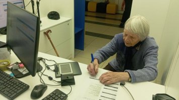 90-річна рівнянка змінила старий паспорт на ID-картку