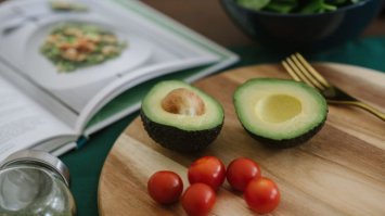 Авокадо корисне, але їсти не всім можна