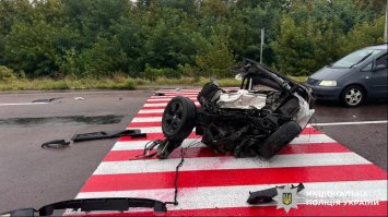 Авто розірвало навпіл: водій залишився живим