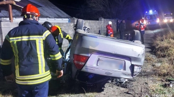 Авто з’їхало з дороги та перекинулося: водій загинув