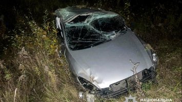 Авто з’їхало з дороги й перекинулось: травми отримали водій і пасажир