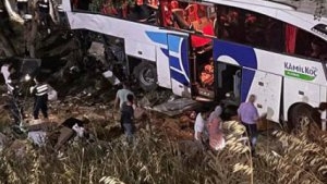 Автобус із пасажирами влетів у паркан: багато загиблих і поранених