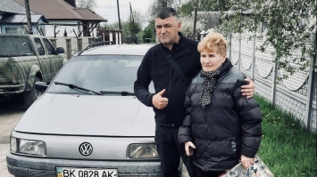 Автомобіль – на фронт: мати загиблого бійця віддала авто побратимам сина