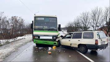 Автомобіль збив пішохода і протаранив мікроавтобус з пасажирами