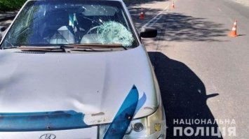 Автомобіль збив жінку, коли та перебігала дорогу