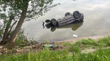 Автомобіль злетів у водойму – водійка сіла за кермо напідпитку 