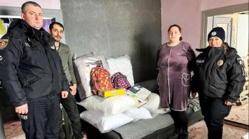 Багатодітній родині, у якої згорів будинок, допомагають хто чим може