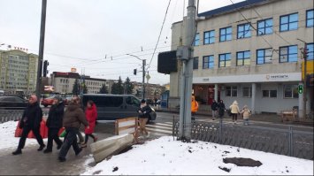 Безбар`єрний пішохідний перехід біля ЦУМу у Рівному вже відкрили