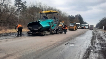 Біля Костополя ремонтують аварійні ділянки доріг