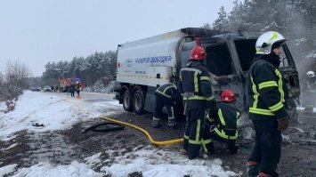 Біля Рівного погасили палаючий бензовоз