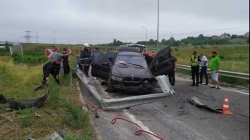 BMW X5 поблизу Рівного потрапило в ДТП: водійку з авто діставали рятувальники
