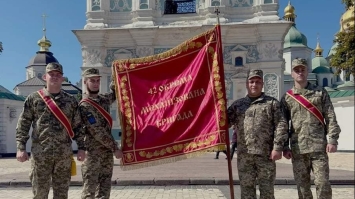 Бойовий прапор і відзнаки - за стійкість та просування  вперед