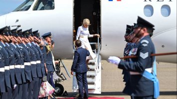 Бріджит Макрон на виході з літака проігнорувала простягнуту їй руку Емманюеля 