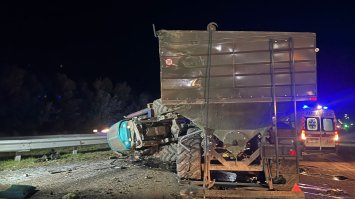 Через зіткнення з вантажівкою на Рівненщині водія трактора затисло у кабіні 