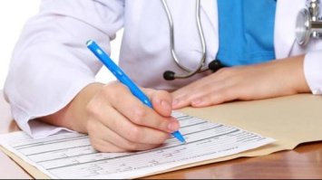 Чоловіка можна було б врятувати: на Рівненщині судитимуть лікарку