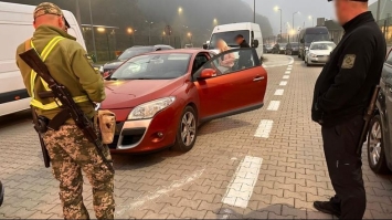 Дбайливо сховала під ковдрою: громадянка Польщі намагалася нишком вивезти за кордон українського бойфренда