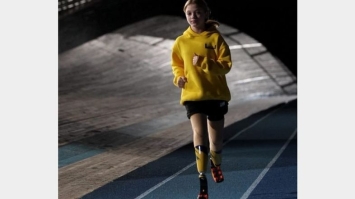 Дівчинка, яка втратила ноги під час ракетного удару росіян, візьме участь у Бостонському марафоні 