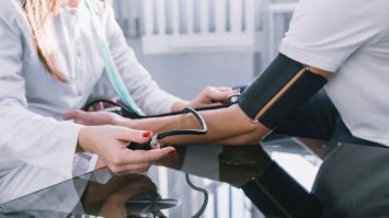 Для вимірювання артеріального тиску важлива поза