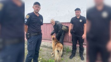 Допоміг собака: заблукалого у лісі пенсіонера поліцейські знайшли швидко