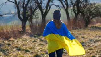 Дозволять жити в ЄС ще рік, але сприятимуть поверненню українців додому