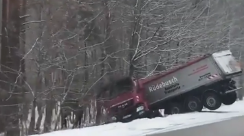 ДТП на Рівненщині: вантажівка злетіла у кювет
