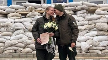Двоє захисників України одружилися у забарикадованій міськраді на Рівненщині