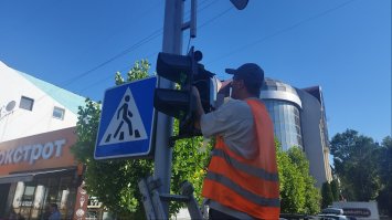 Енергетики обрізали зайве гілля. щоб не затуляло світлофори по Рівному