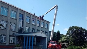 Гощанські рятувальники ГУ ДСНС області відновили дах ліцею, що був пошкоджений буревієм