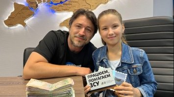 Грала у шашки з перехожими: юна киянка зібрала круглу суму на допомогу ЗСУ