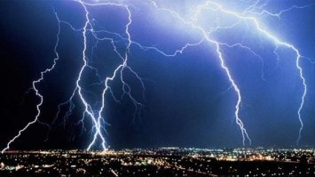 Грози, град та шквали: на Рівненщині – штормове попередження