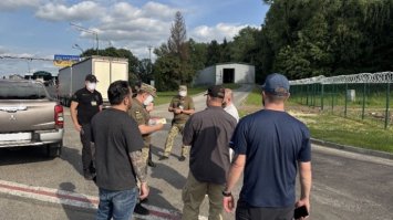 Імміграційна служба США депортувала двох українців та доправила їх на кордон