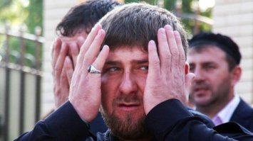 Кадиров хотів показати, що він в Україні: в молитві, з кулеметом і на російській заправці (Фото)
