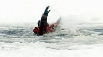 Хлопчик вийшов на лід річки та провалився