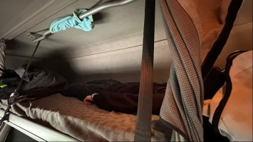 Хотів втекти за кордон: чоловіка виявили у спальному відсіку вантажівки