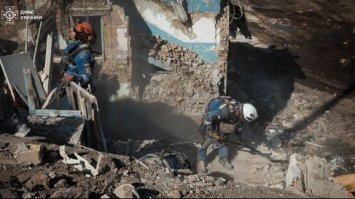 Київ: тіла досі дістають з-під руїн 