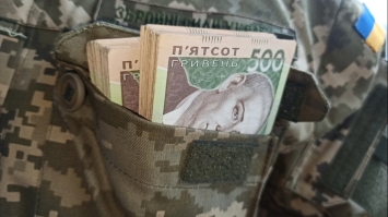 Кому 100 000, кому — 6000: п`ять важливих питань про доплати військовикам