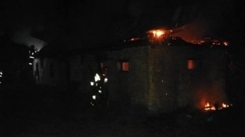 Крики і плач: на Володимиреччині в людей палала вогнем хата (ВІДЕО)