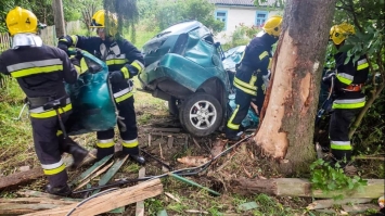 Легковик в’їхав у дерево: мертвого пасажира із понівеченого авто діставали рятувальники