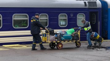 Люди рятуються від війни: на Рівненщину прибуло 30 евакуаційних потягів (ФОТО)