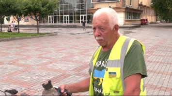 Мандрує на велосипеді та збирає гроші для ЗСУ: волонтер з Полтавщини приїхав у Рівне