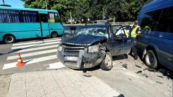 Маршрутка зіткнулась з позашляховиком: постраждала пасажирка 