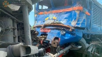 Масштабна ДТП на Закарпатті: зіткнулися вантажівка та пасажирський потяг