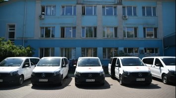 Медики Рівненщини отримали 5 авто для роботи у віддалених селах