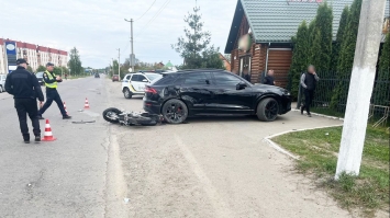 Мотоцикліст врізався у припарковане авто