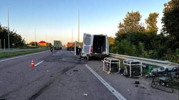 На Дубенщині  мікроавтобус в’їхав в автомобіль дорожників