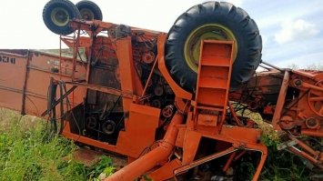 На Дубенщині перекинувся комбайн, селяни витягнули з-під нього водія (ФОТО)