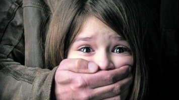 На Хмельниччині ґвалтівник власної доньки отримав 15 років