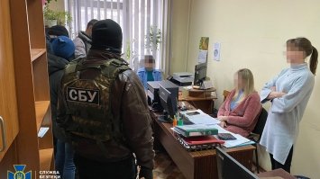 На Кіровоградщині лікарі заробили до 2 мільйонів гривень на антивакцинаторах – СБУ (ФОТО)