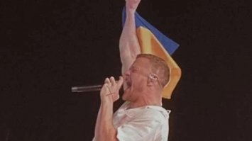 На концерті у Празі соліст Imagine Dragons підняв прапор України. Відео